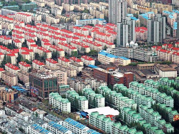 Muster der Stadt: Die bunten Dächer in Schanghai haben Cristian Zuzunaga inspiriert.