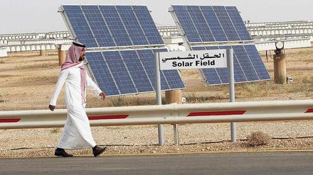 Saudi-Arabien investiert in erneuerbare Energien. Im Bild ein Solarzellenfeld in der King Abdulaziz city of Sciences and Technology. 