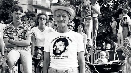 Solidarität am 1. Mai. 1985 in Ost-Berlin trägt dieser Mann ein T-Shirt mit der Aufschrift "Freiheit für Nelson Mandela und alle politischen Gefangenen".