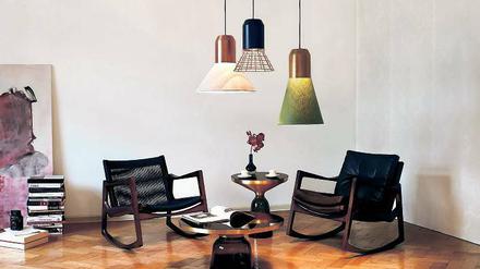 „Bell Table“ und „Bell Lamp“ (ClassiCon) verhalfen Sebastian Herkner zum Durchbruch. Die Sessel „Euvira“ sind von Jader Almeida.