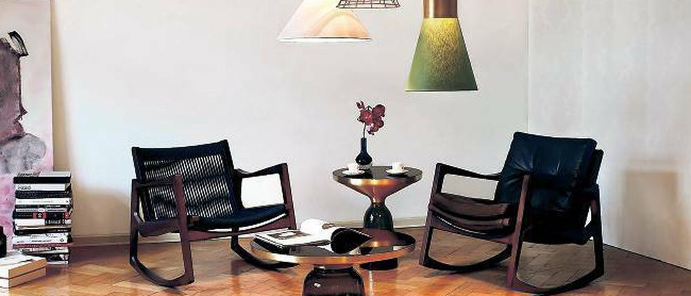 „Bell Table“ und „Bell Lamp“ (ClassiCon) verhalfen Sebastian Herkner zum Durchbruch. Die Sessel „Euvira“ sind von Jader Almeida.
