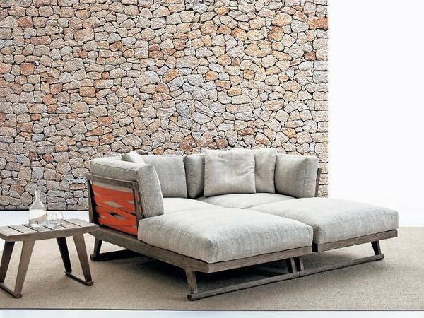 Das Outdoor-Sofa "Gio" (B&amp;B Italia) sieht auch innen gut aus.