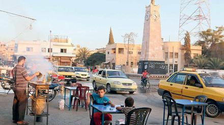 Rund um den Obelisken schlägt das Herz der Stadt Raqqa: der IS versucht die Normalität zu wahren.