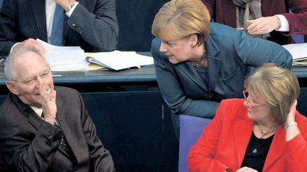 Was soll’s, scheint Schäubles Geste zu sagen. Die Mehrheit der Kanzlerin (Mitte) ist groß genug. Die Justizministerin räumt die Regierungsbank demnächst. Foto: Sören Stache/dpa