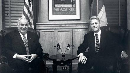 Helmut Kohl zeigt die Raute während eines Besuchs bei Bill Clinton in Milwaukee im Mai 1996.