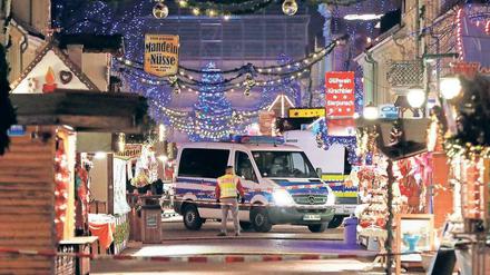Ein Teil des Potsdamer Weihnachtsmarkts musste nach dem Paketfund von der Polizei gesichert werden.