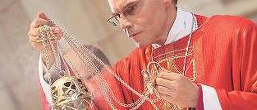 Mit Vorwürfen konfrontiert: Limburgs Bischof Franz-Peter Tebartz-van Elst. Foto: dpa
