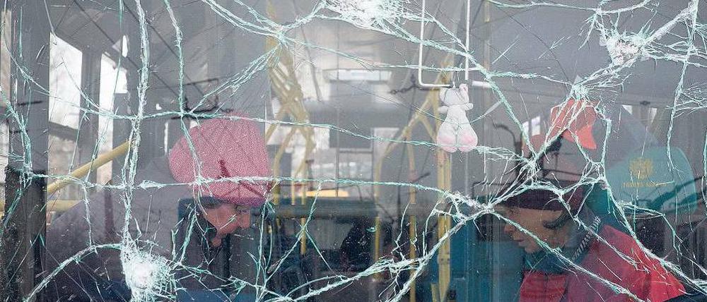 Schrecken und kein Ende. In diesem Bus in Donezk starben 13 Menschen, als eine Granate explodierte. Die Konfliktparteien geben sich wieder gegenseitig die Schuld.
