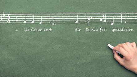 Auch akustische oder optische Symbole können strafbar sein, darunter gerade auch das Horst-Wessel-Lied. 