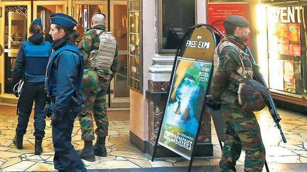 Kontrolle. Belgische Soldaten sichern ein Kino im Zentrum Brüssels. Die Behörden haben die Einwohner der Hauptstadt angewiesen, Menschenmassen zu meiden.