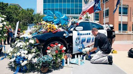 Dallas trauert. Bei der Bluttat am Donnerstag wurden fünf Polizisten der Stadt mutmaßlich von einem Einzeltäter erschossen.