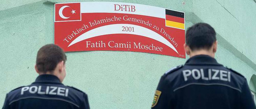 Tatort. Seit dem Anschlag wird die Fatih-Camii-Moschee von Polizisten bewacht.