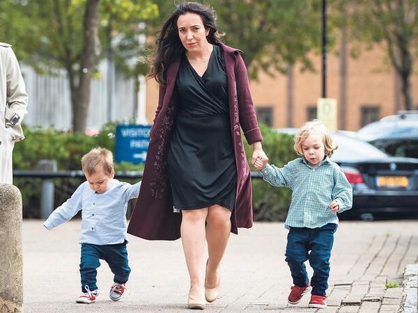 Julian Assanges Anwältin und Verlobte Stella Moris (rechts) verlässt mit den gemeinsamen Kindern eine Londoner Haftanstalt, nachdem sie den Wikileaks-Gründer dort besucht hatte. 