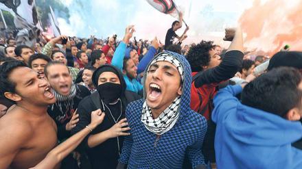 Tobender Triumph. Fußballfans in Kairo bejubeln das Todesurteil, während eine Menschenmenge in Port Said versucht, das Gefängnis zu stürmen. Es gibt mehrere Tote. Foto: Khaled Desouki