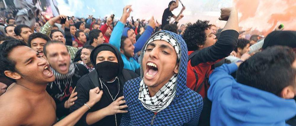 Tobender Triumph. Fußballfans in Kairo bejubeln das Todesurteil, während eine Menschenmenge in Port Said versucht, das Gefängnis zu stürmen. Es gibt mehrere Tote. Foto: Khaled Desouki
