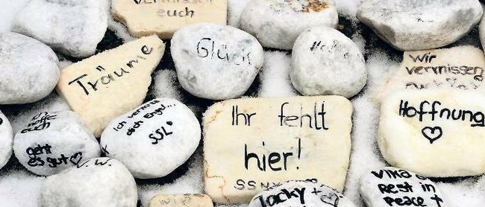 Ein Jahr nach dem Amoklauf schrieben die Trauernden ihre Gedanken auf Steine.