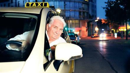 Helmut Seidler, 73 Jahre alt, in seinem Taxi.