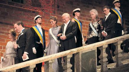 Heute ein König. Prinzessin Christina von Schweden (rechts) begleitet Wissenschaftler Aziz Sancar zum Nobel-Bankett im Blauen Saal.