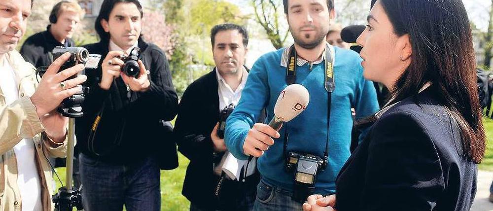 Erklärungsbedarf. Aygül Özkan im Gespräch mit Journalisten an ihrer neuen Wirkungsstätte in Hannover. Foto: ddp