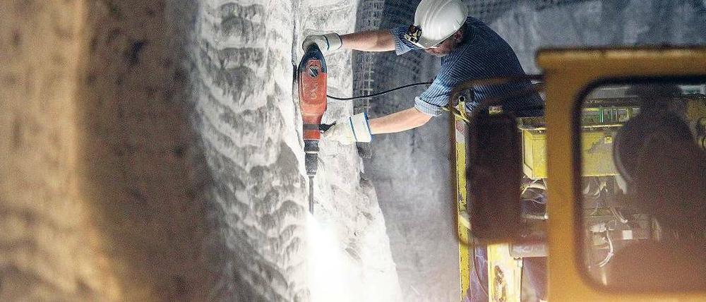 Kampf gegen das Salz. Im umstrittenen Endlagerbergwerk in Gorleben ist ein Arbeiter mit Instandhaltungsarbeiten beschäftigt. Die Regierung hat beantragt, die Erkundung wieder aufzunehmen, doch eine Genehmigung gibt es dafür derzeit noch nicht. 