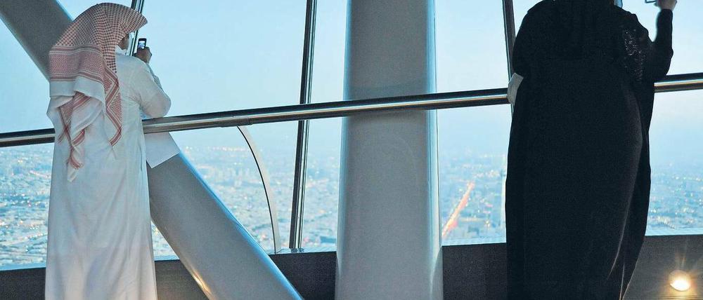 Mit Abstand. Ein Mann und eine Frau schauen von der Aussichtsplattform des King Towers auf Saudi-Arabiens Hauptstadt Riad. In dem Königreich brauchen Frauen, die reisen oder zum Arzt gehen wollen, die Genehmigung eines männlichen Verwandten. 