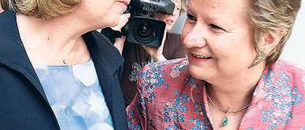 Minderheitsregierung im Blick. SPD-Landeschefin Hannelore Kraft (l.) und Grünen-Fraktionschefin Sylvia Löhrmann am Donnerstag im Düsseldorfer Landtag. Foto: Oliver Berg/dpa