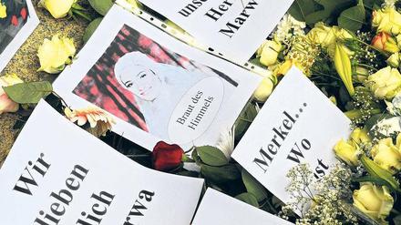 Rosen für Marwa. Vor Dresdens Rathaus lagen nach dem Mord im Sommer letzten Jahres Blumen und Beileidsbriefe. 