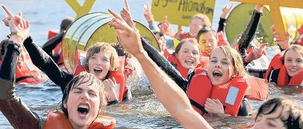 Sprung in die Spree. Die Greenpeace-Jugend ist am Sonntag, eine Woche vor der geplanten Großdemo gegen Atomkraft, schon mal ins Wasser gegangen.