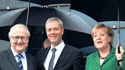 Auf Bildungsreise. Bundeskanzlerin Angela Merkel hat auf ihrer Energiereise nach der Sommerpause auch Wirtschaftsminister Rainer Brüderle (FDP), links im Bild, und Umweltminister Norbert Röttgen (CDU) zu einigen Stationen mitgenommen. 
