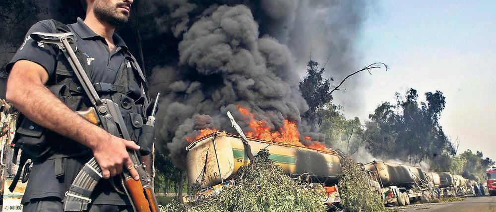 Brennende Nato-Fahrzeuge. Immer häufiger werden Tankwagenkonvois in Pakistan angegriffen. Foto: Arshad Arbab/dpa