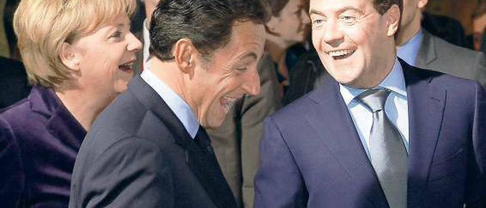 In bester Stimmung. Bundeskanzlerin Angela Merkel, Frankreichs Staatspräsident Nicolas Sarkozy und Russlands Präsident Dmitri Medwedew (v.l.) am Dienstag bei ihrer Ankunft in Deauville in der Normandie. 