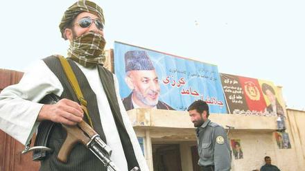 Unter Aufsicht. Ein Wachmann eines privaten Sicherheitsdienstes steht vor einem Haus in der afghanischen Hauptstadt. 