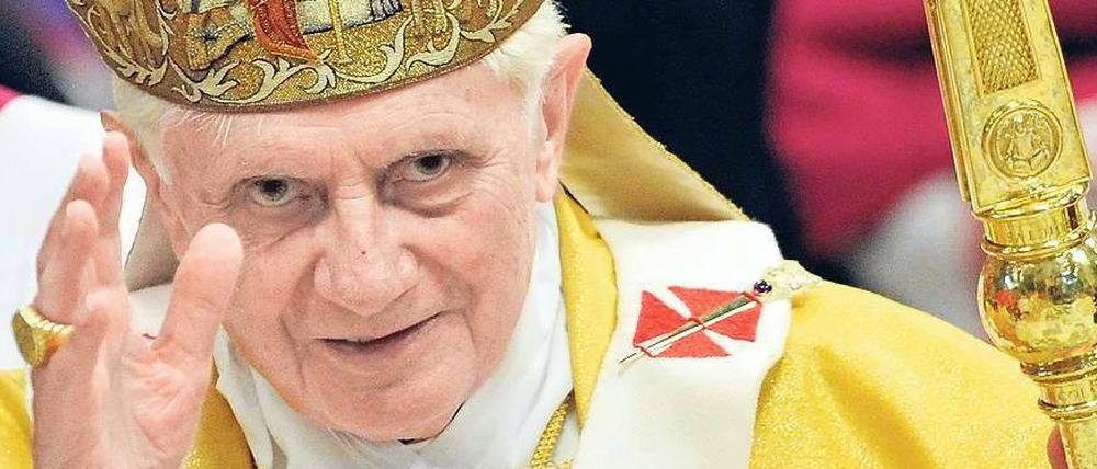 Kirchenoberhaupt: Papst Benedikt XVI. will die Institution schützen und bleibt dafür auf Distanz zu den Gläubigen. 