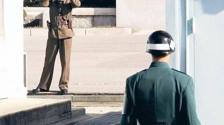 Argwohn unter Nachbarn. Am Grenzort Panmunjom blickt ein nordkoreanischer Soldat mit dem Fernglas nach Süden (Archivbild). 