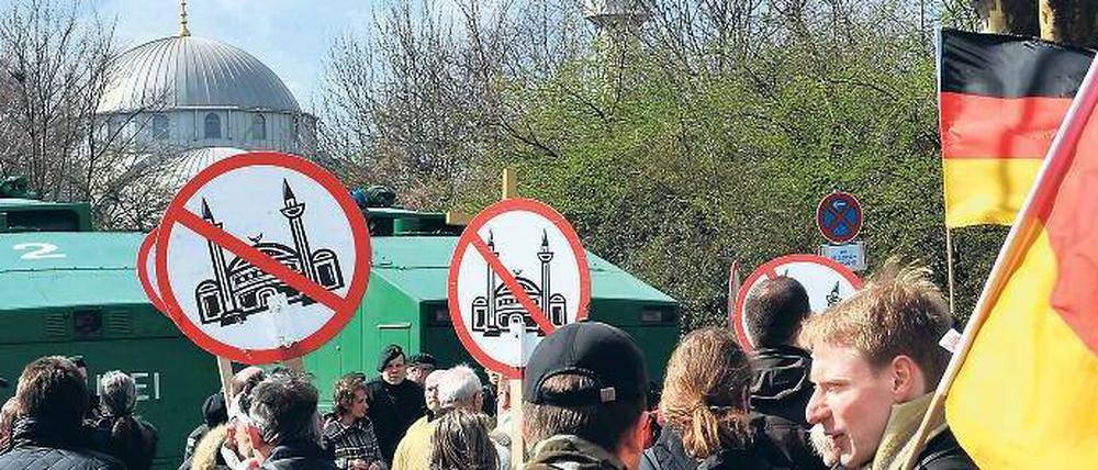 Ablehnung. Die Forscher stellten eine zunehmend feindselige Haltung gegenüber dem Islam fest – wie hier bei einer Demonstration gegen eine Moschee in Duisburg. Foto: Henning Kaiser/ddp