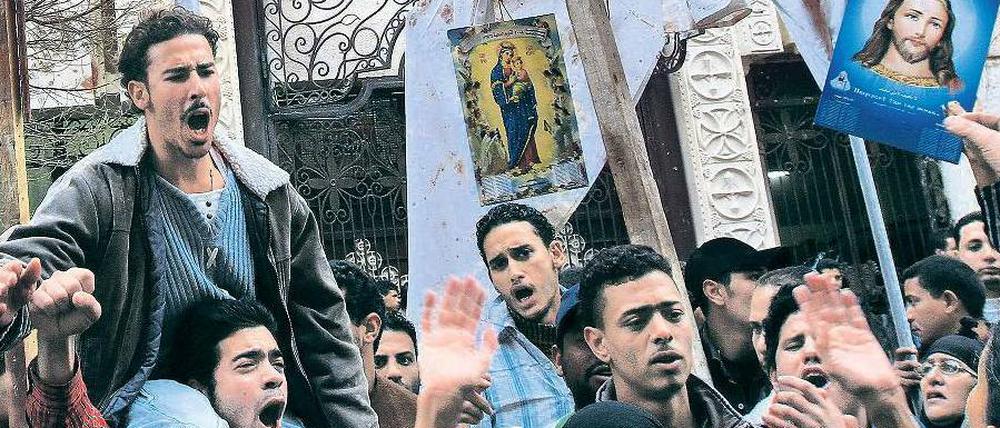 Wut und Trauer am Tag danach. Junge Christen protestierten am Samstag vor der Allerheiligen-Kirche in Alexandria und griffen eine Moschee an. Sie fühlen sich von der Regierung und der muslimischen Bevölkerungsmehrheit diskriminiert. 