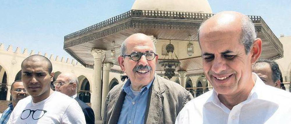 Neue alte Hoffnung. Der Friedensnobelpreisträger Mohammed El-Baradei (Mitte) – hier bei einem Besuch in Kairo im vergangenen Mai – hat angeboten, eine Übergangsregierung in Ägypten zu führen. Foto: Hatem Walid/dpa
