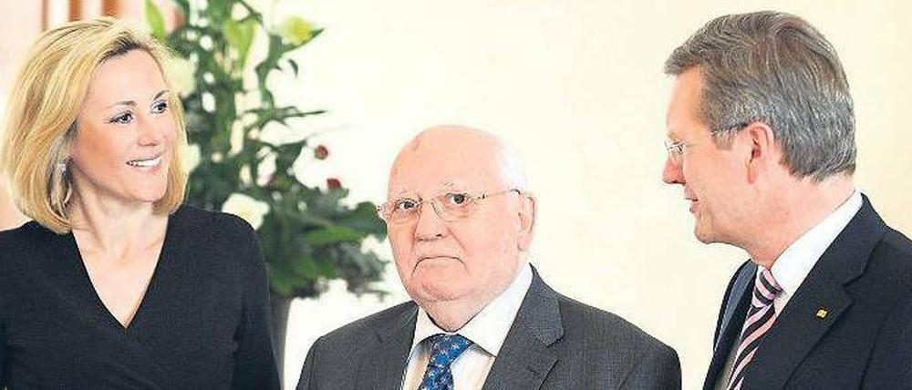 Ehrengast Michail Gorbatschow zwischen dem Ehepaar Wulff. 