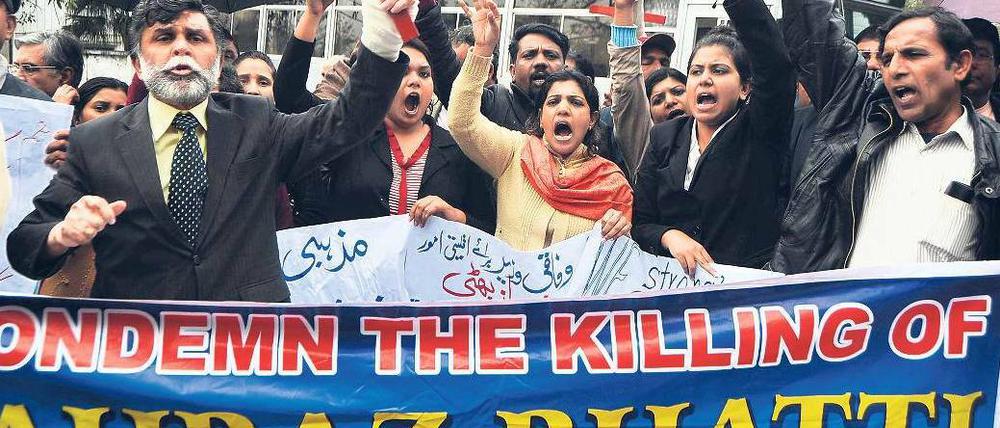 Wut auf die Mörder. In Lahore demonstrieren am Mittwoch Bürger nach dem Mord an Minister Bhatti. Foto: Rahat Dar/dpa