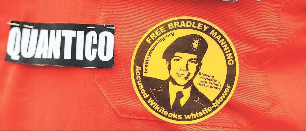 Unterstützer von Wikileaks fordern die Freilassung von Bradley Manning, der im Militärgefängnis von Quantico im US-Bundesstaat Virginia in Haft ist. Foto: Facundo Arrizabalaga/dpa