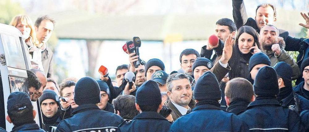 Der Journalist Nadim Sener (Mitte), hier auf dem Weg zum Gericht, hatte vor seiner Festnahme Fehler der Polizei publik gemacht.