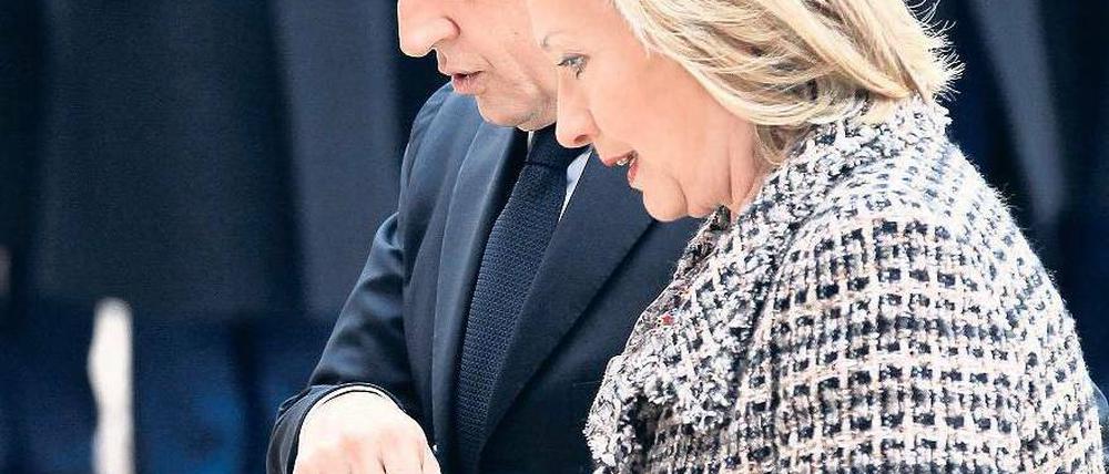 Erfolg des Präsidenten. Beim Pariser Gipfel stand Nicolas Sarkozy – hier mit US-Außenministerin Hillary Clinton – im Mittelpunkt. Foto: AFP