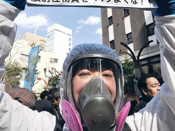 Anti-Atom-Proteste jetzt auch in Japan. Dieser Demonstrant mit Gasmaske protestierte vor dem Firmensitz des Fukushima-Betreibers Tepco in Tokio. 