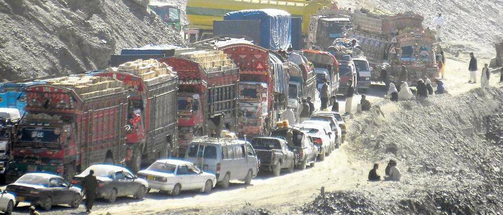 Am Kojak-Pass staut sich der Verkehr. Die Passstraße unweit der Grenze zu Afghanistan ist die einzige Verbindung zwischen den pakistanischen Städten Chaman und Quetta.