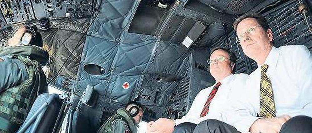 Blitzbesuch. Außenminister Guido Westerwelle (rechts) und Entwicklungsminister Dirk Niebel flogen am Montag von Malta aus in einer Transall-Maschine der Bundeswehr in die von den libyschen Rebellen kontrollierte Stadt Bengasi. 