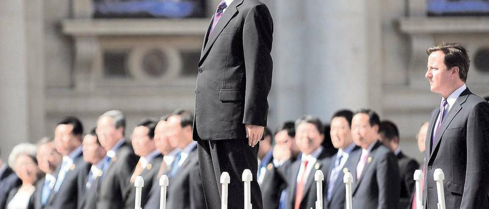Auf Europatour. Vor seiner Visite in Berlin stattete der chinesische Ministerpräsident Wen Jiabao (Mitte) einen Besuch in Großbritannien ab. 