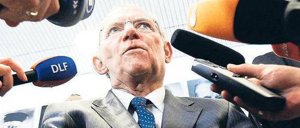 Mikrofone für den Minister: Wolfgang Schäuble verteidigte die Euro-Rettung – und verwies darauf, wie gut Deutschland die Finanzkrise überstanden habe. 