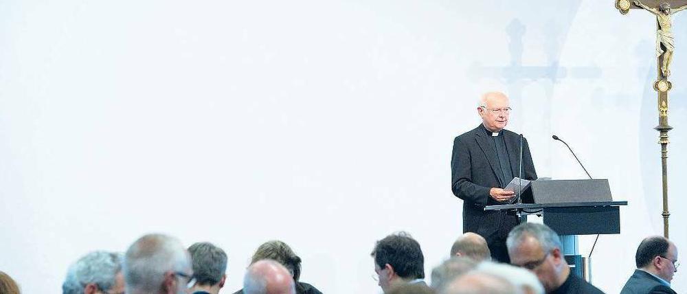 Vorletzte Fragen: Erzbischof Zollitsch am Pult in Mannheim.Foto: Uwe Anspach/dpa
