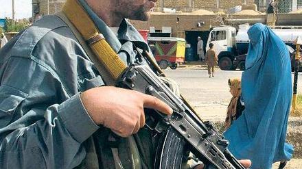 Bitte übernehmen Sie! Afghanischer Polizist in Herat. Foto: dpa