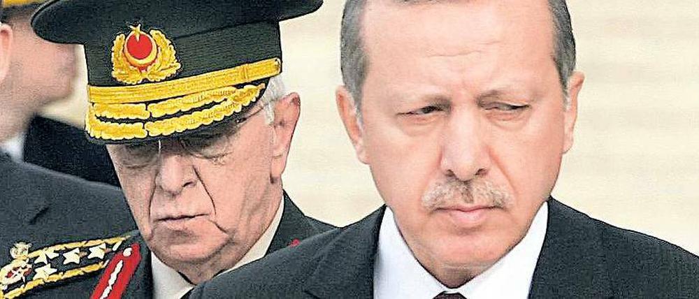 Gewinner, Verlierer: Ex-Generalstabschef Kosaner (links) und Erdogan. Foto: Adem Altan/AFP